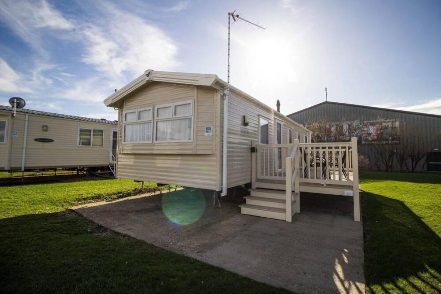 Lovely 8 Berth Caravan With Decking At Broadland Sands In Suffolk Ref 20136BS