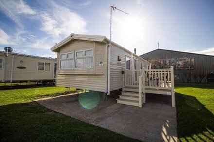 Lovely 8 berth caravan with decking at Broadland Sands in Suffolk ref 20136BS