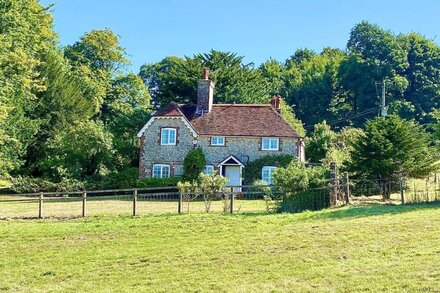 KEEPERS COTTAGE, pet friendly, with open fire in East Meon