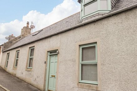 20 SOUTH HIGH STREET, family friendly, with open fire in Portsoy