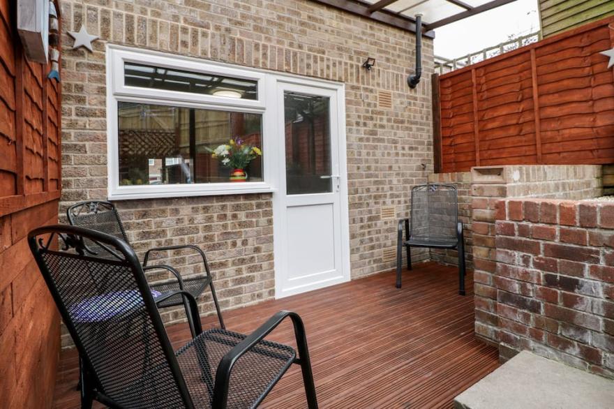 LODMOOR HOUSE, pet friendly, character holiday cottage in Weymouth