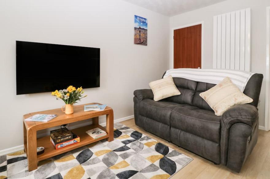 LODMOOR HOUSE, pet friendly, character holiday cottage in Weymouth