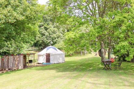 STARDUST, character holiday cottage, with open fire in Ventnor