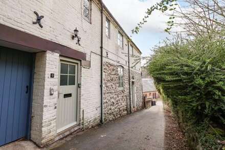 THE ARMS HOUSE, pet friendly, character holiday cottage in Ironbridge