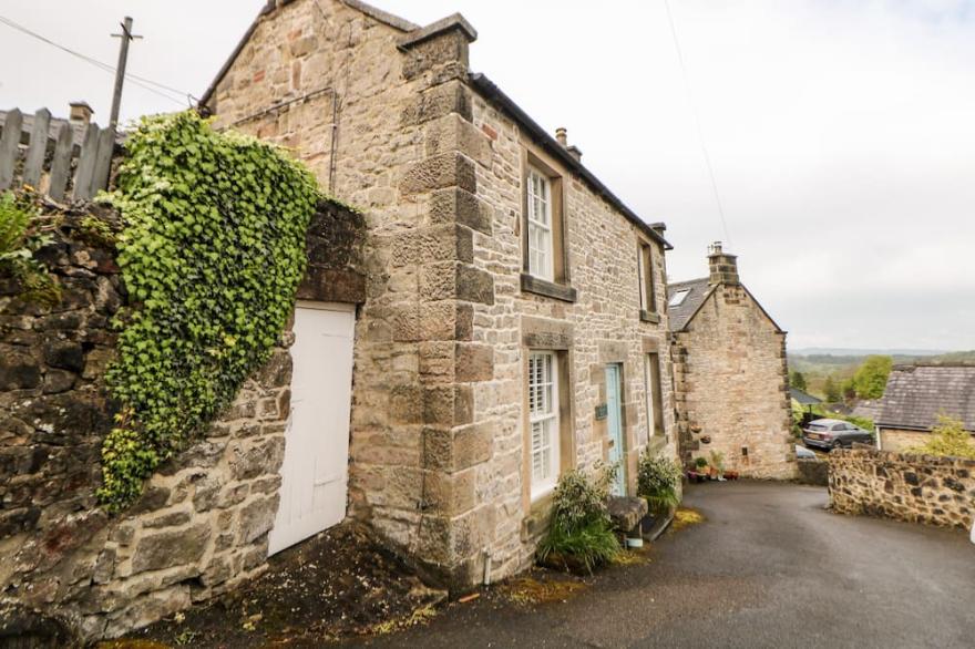 BRADLEY HOUSE, pet friendly, character holiday cottage in Winster