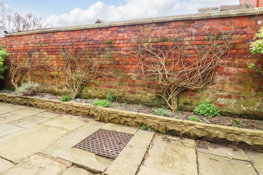 JASMINE COTTAGE, pet friendly, with a garden in Lytham St. Annes