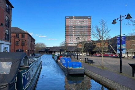 Spacious double room - canal side apartment