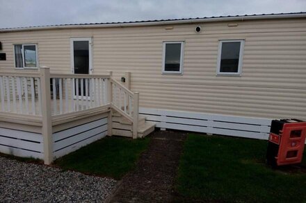 Bude caravan sleeps 6 close to all amenities and beaches