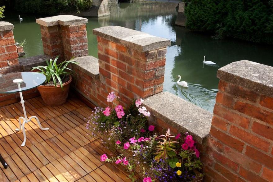 Luxury Studio With Balcony Over The River Thames In Historic Centre Of Oxford