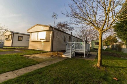 Caravan with decking at Highfield Grange in Essex ref 26452BA