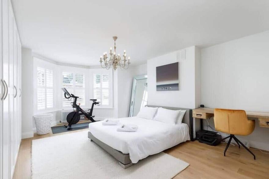 Spacious 2 bedroom apartment with beautiful garden