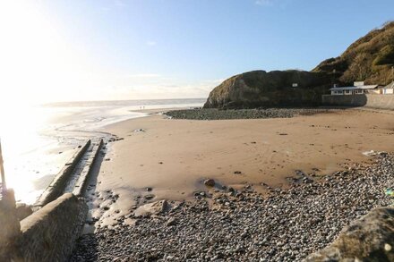 CASTLEVIEW 22, pet friendly, character holiday cottage in Pendine