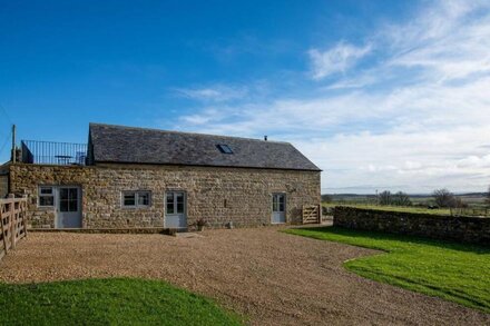 THE GRANARY AT ROTHLEY EAST SHIELD - 3.5 miles from Longwitton, sleeping 4+2