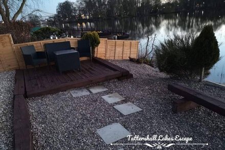 6 Berth lakeside lodge/caravan With Large Hot Tub