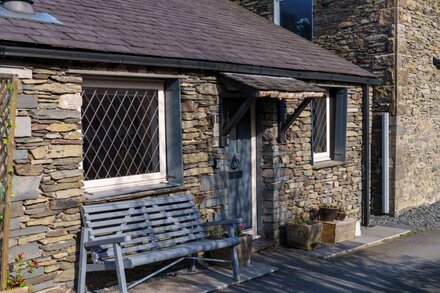 Windermere Cottage -  Close to shops, restaurants and transport links.