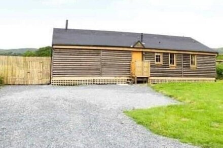 Deer-3 bedroom log cabin in Mid Wales with hot tub