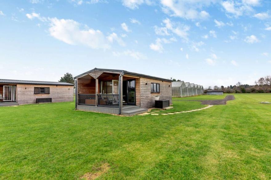 Cotswold lodge with hot tub - Springfield Lodge