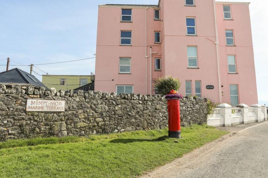 THE NOOK, Pet Friendly, Character Holiday Cottage In Criccieth