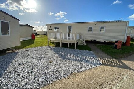 Bude caravan sleeps 6 walking distance to beach