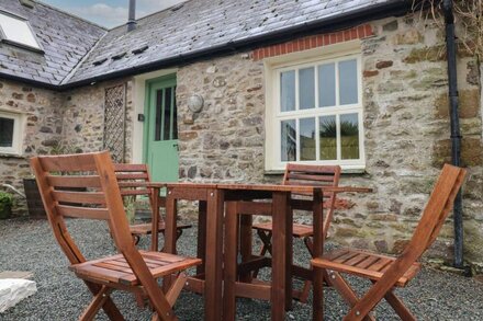 SANDS COTTAGE, pet friendly, character holiday cottage in Broad Haven