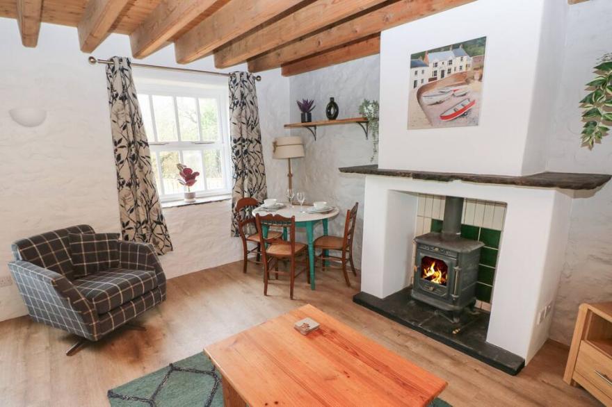 TREE COTTAGE, romantic, character holiday cottage in Broad Haven