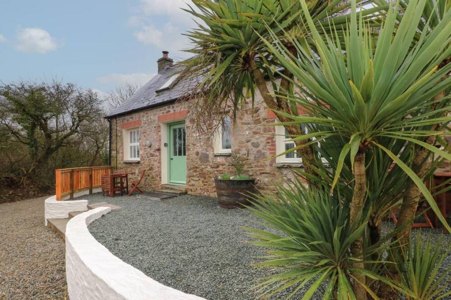 TREE COTTAGE, Romantic, Character Holiday Cottage In Broad Haven