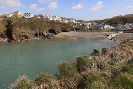 ABATY COTTAGE, pet friendly, character holiday cottage in Broad Haven