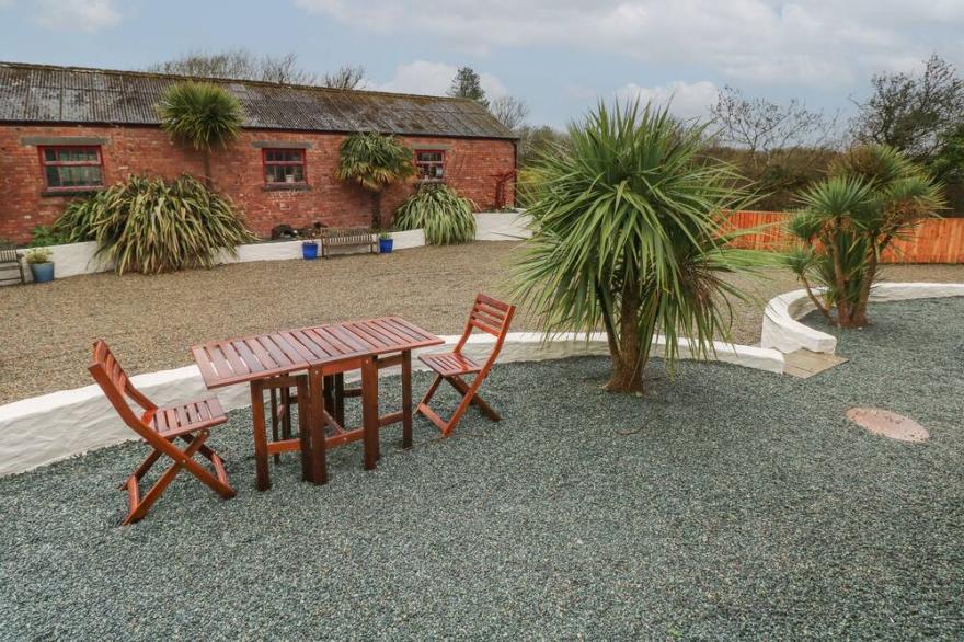 BWTHYN BACH, Pet Friendly, Character Holiday Cottage In Broad Haven