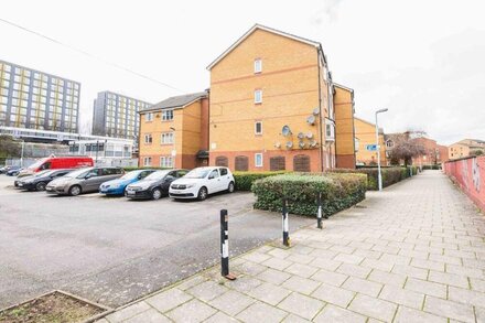 Pass the Keys | Spacious SE London Flat with parking