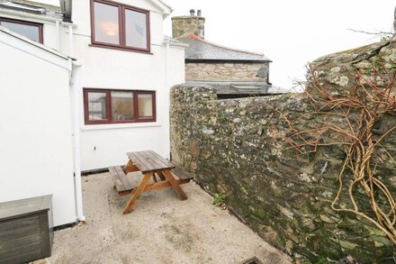 IRIS COTTAGE, character holiday cottage, with open fire in Pendeen