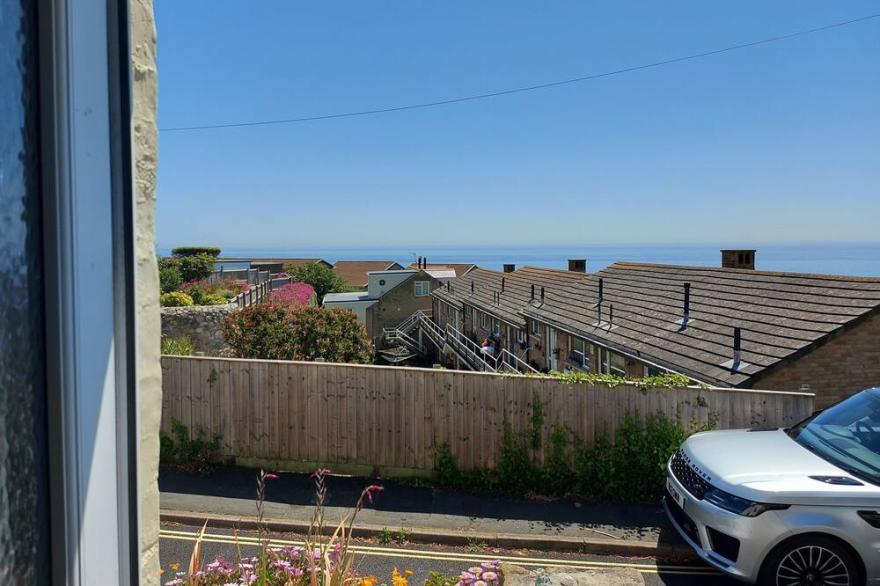 Beautiful Cottage with Stunning Seaviews. Walking distance to Beach and Town.