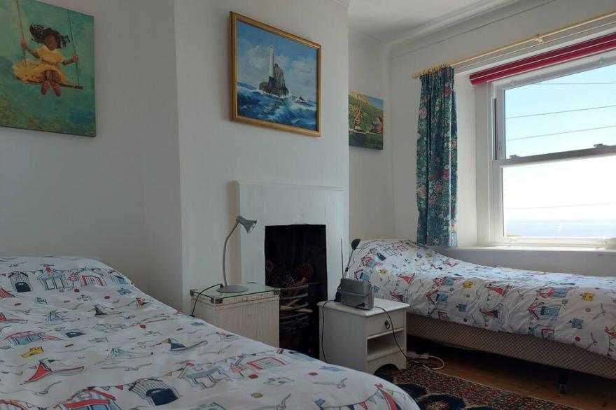 Beautiful Cottage with Stunning Seaviews. Walking distance to Beach and Town.