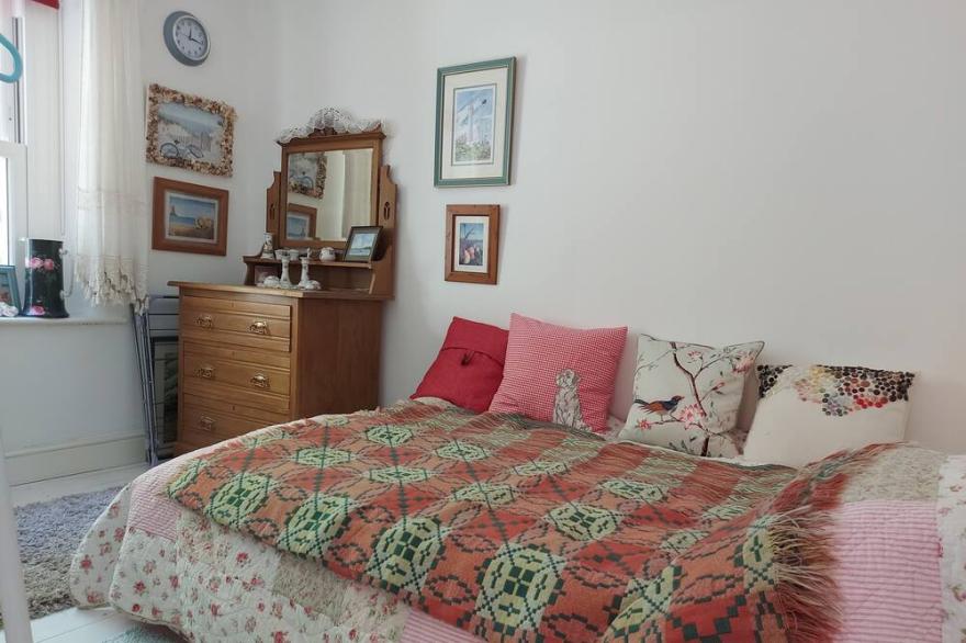 Beautiful Cottage with Stunning Seaviews. Walking distance to Beach and Town.