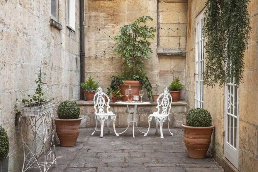 Bath's Most Illustrious Address - Garden Apartment