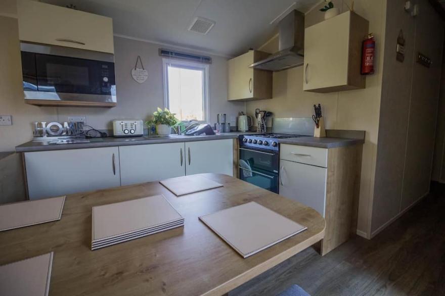 Lovely 8 berth caravan for hire at Southview Holiday Park in Skegness ref 33011B