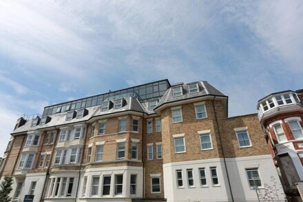 BOURNECOAST: PENTHOUSE APARTMENT IN THE HEART OF BOURNEMOUTH WITH BALCONY-FM6065