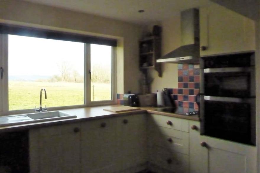 Dog friendly, rural location,on network of footpaths,close to country pub