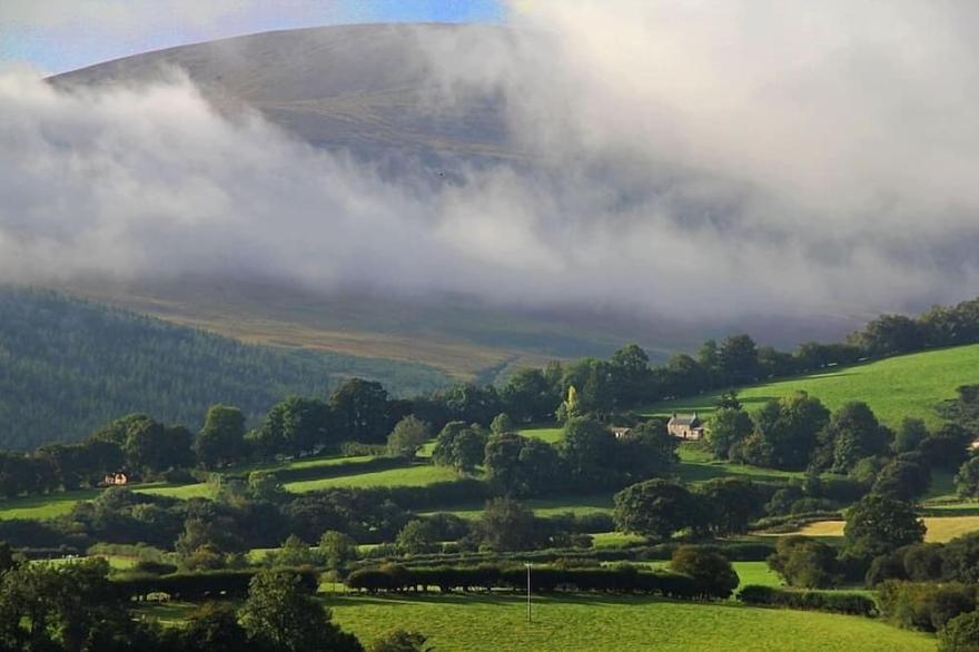 Stone Cottage, with additional Garden Suite & Studio, in heart of Brecon Beacons