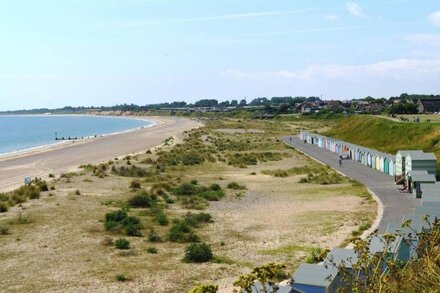 Beautiful 6 berth caravan by the beach in Suffolk ref 40076ND