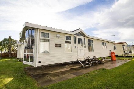 Great 6 berth caravan by the beach at California Cliffs in Scratby ref 50010L