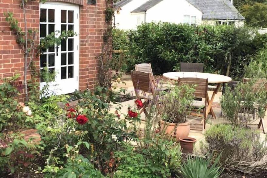Spacious New Forest Cottage With Pretty Garden