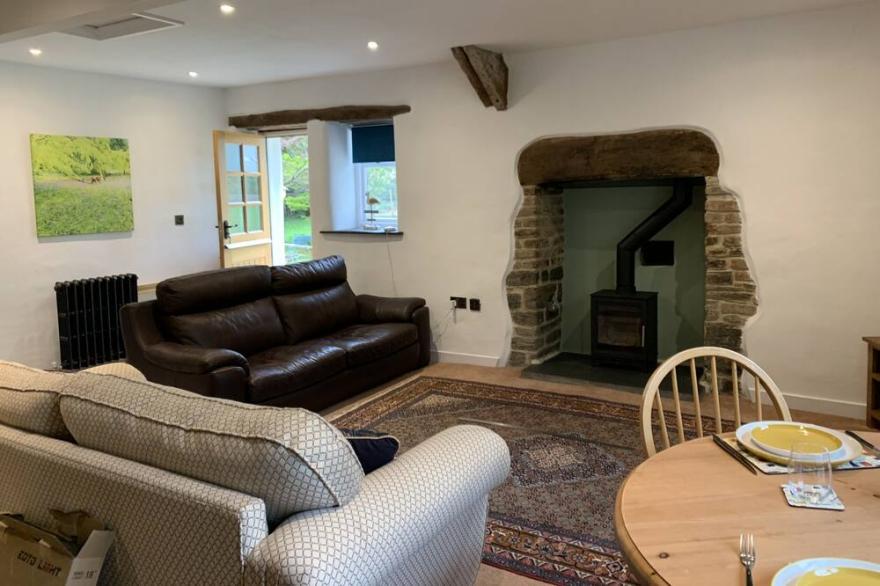 Newly refurbished private rural hideaway, log burner, private secure garden