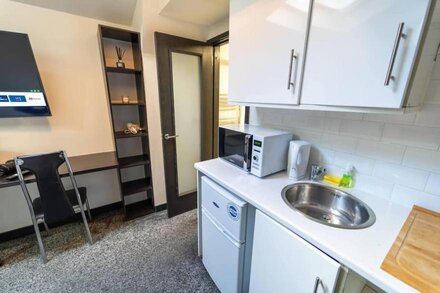 1 bedroom studio with microwave and TV & WiFi