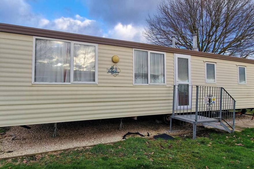 Lovely 4 berth caravan at Manor House Holiday Park ref 86062MH