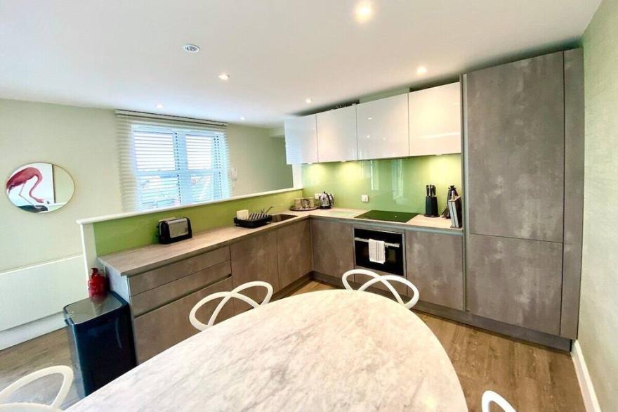 Stunning 3 bedroom Penthouse Apartment Free 2 Park
