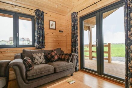 THE LODGE AT CROSSROADS FARM, pet friendly in Middlezoy