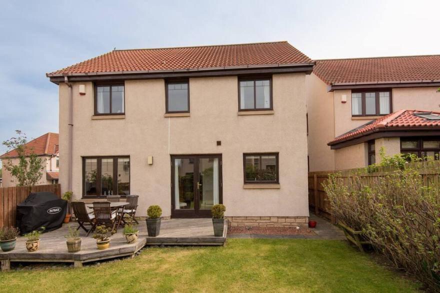 A Fabulous 4-Bedroom Detached Holiday Home, With An Attractive Garden And Private Parking.