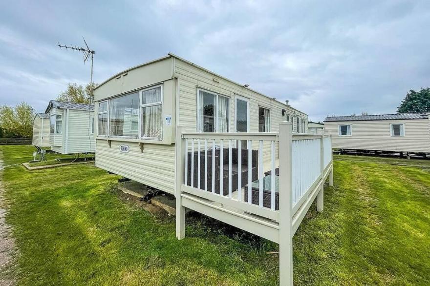 8 berth caravan for hire by the beach in Heacham, Norfolk ref 21038C