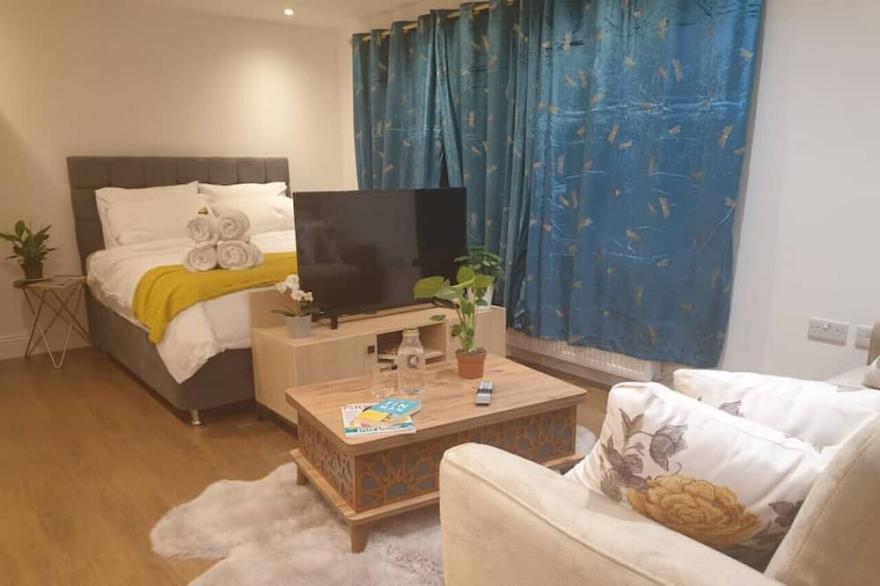 New - King bed flat near parks. 2fl