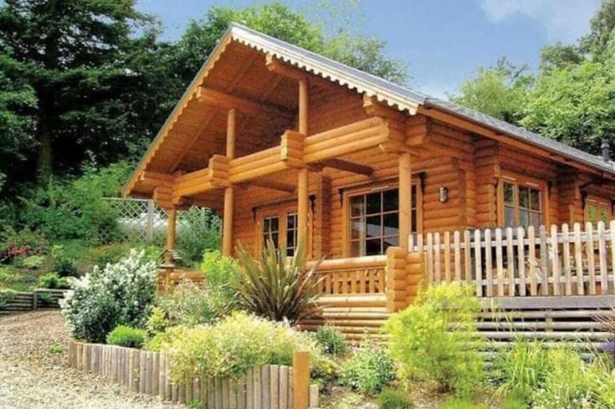 'Ash' Beautiful Log Cabin With Private Hot Tub